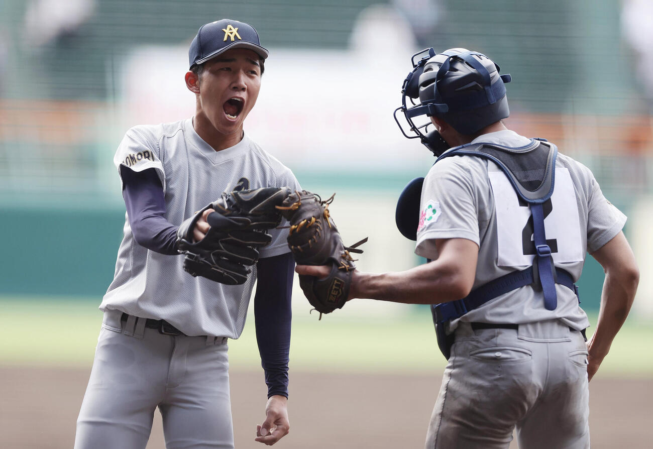 遊学館対青森山田　9回表、最後の打者を打ち取りタッチを交わす青森山田・川久保昂直（左）と沖野悠雅（撮影・前田充）