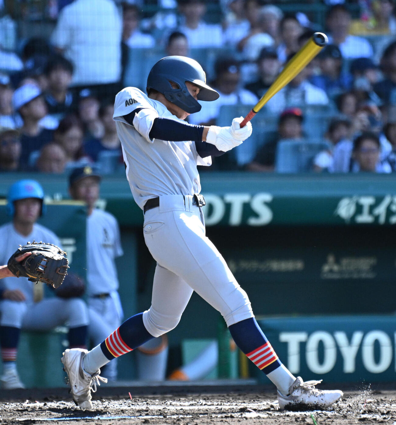 遊学館対青森山田　1回裏青森山田無死、川久保昂直は遊内野安打を放つ（撮影・石井愛子）