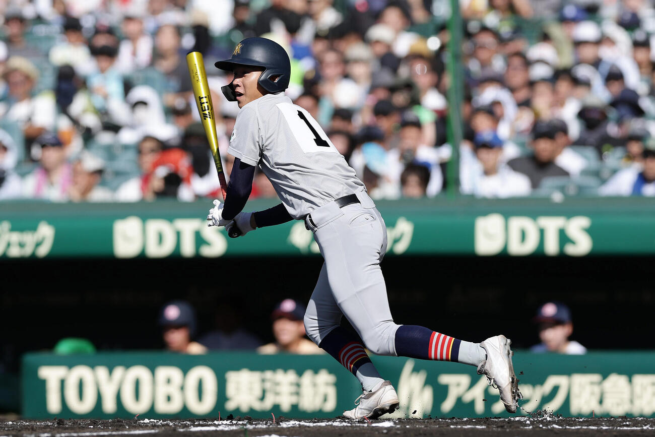 遊学館対青森山田　1回裏青森山田無死、遊撃へ内野安打を放つ川久保昂直（撮影・前田充）