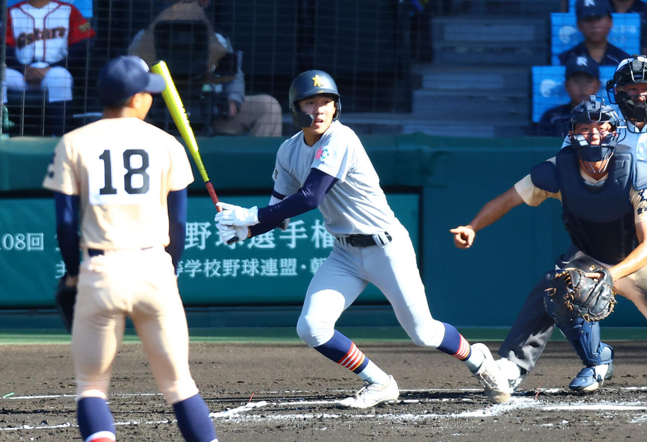 遊学館対青森山田　1回裏青森山田無死、川久保昂直は内野安打を放つ（撮影・上田博志）