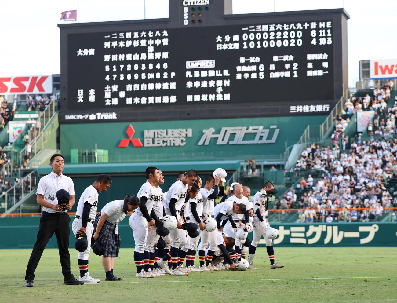 日本文理対大分商　初戦敗退となり日本文理ナインは応援団にあいさつ（撮影・西尾就之）