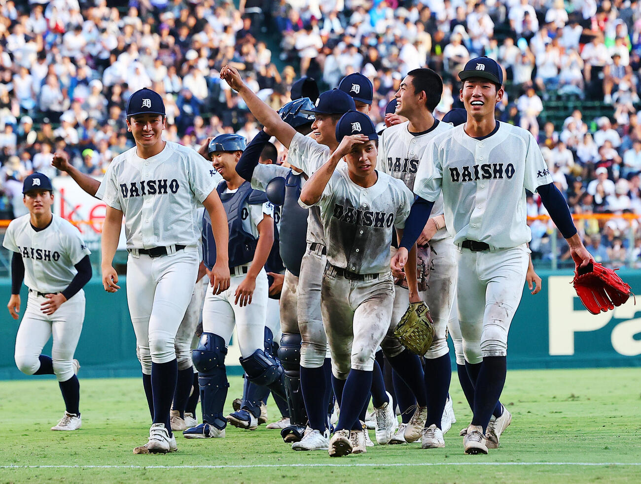 大分商対日本文理　勝利を喜ぶ大分商・平田玲（右端）ら（撮影・野上伸悟）