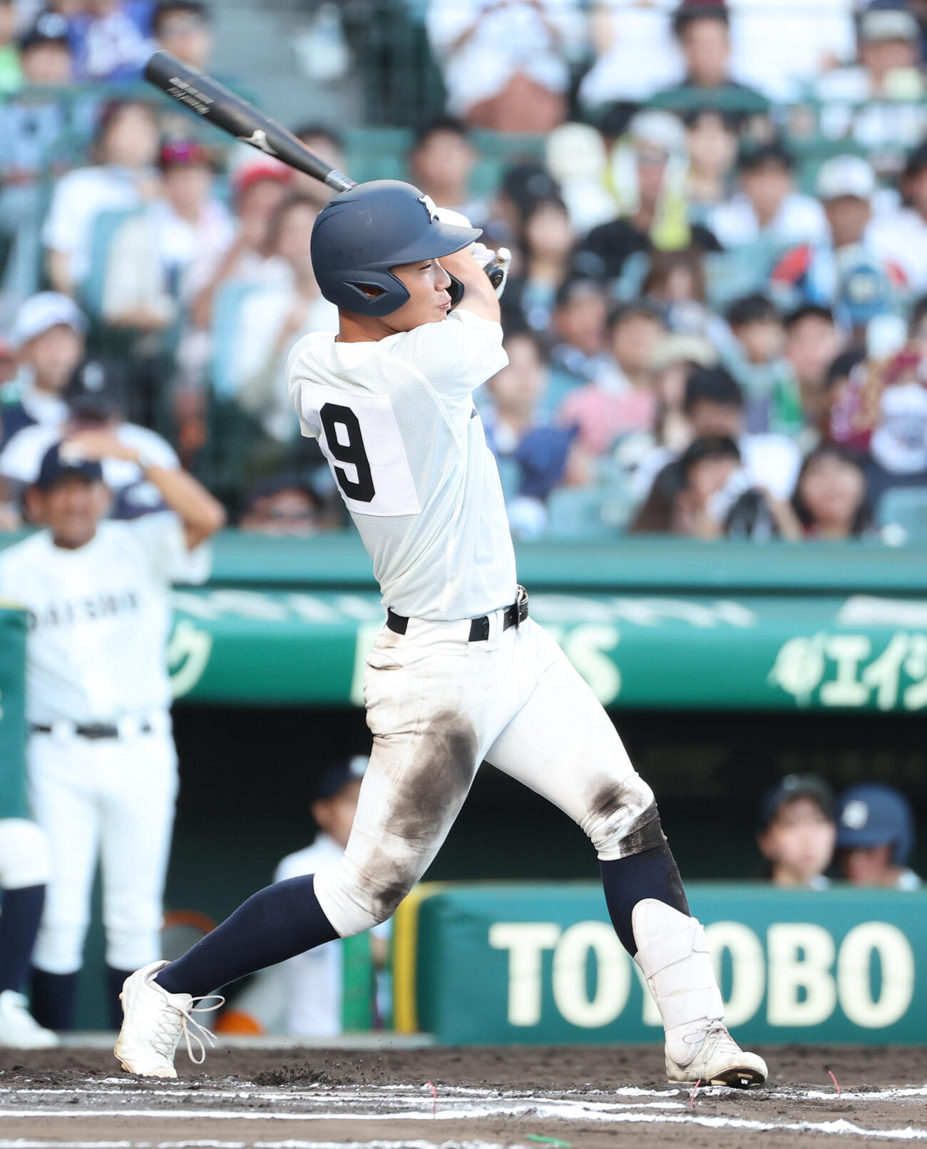 日本文理対大分商　7回表大分商2死二塁、二走伊東大雅は杉山巧真の安打で本塁を狙うもアウト。捕手渡辺駿仁（撮影・西尾就之）