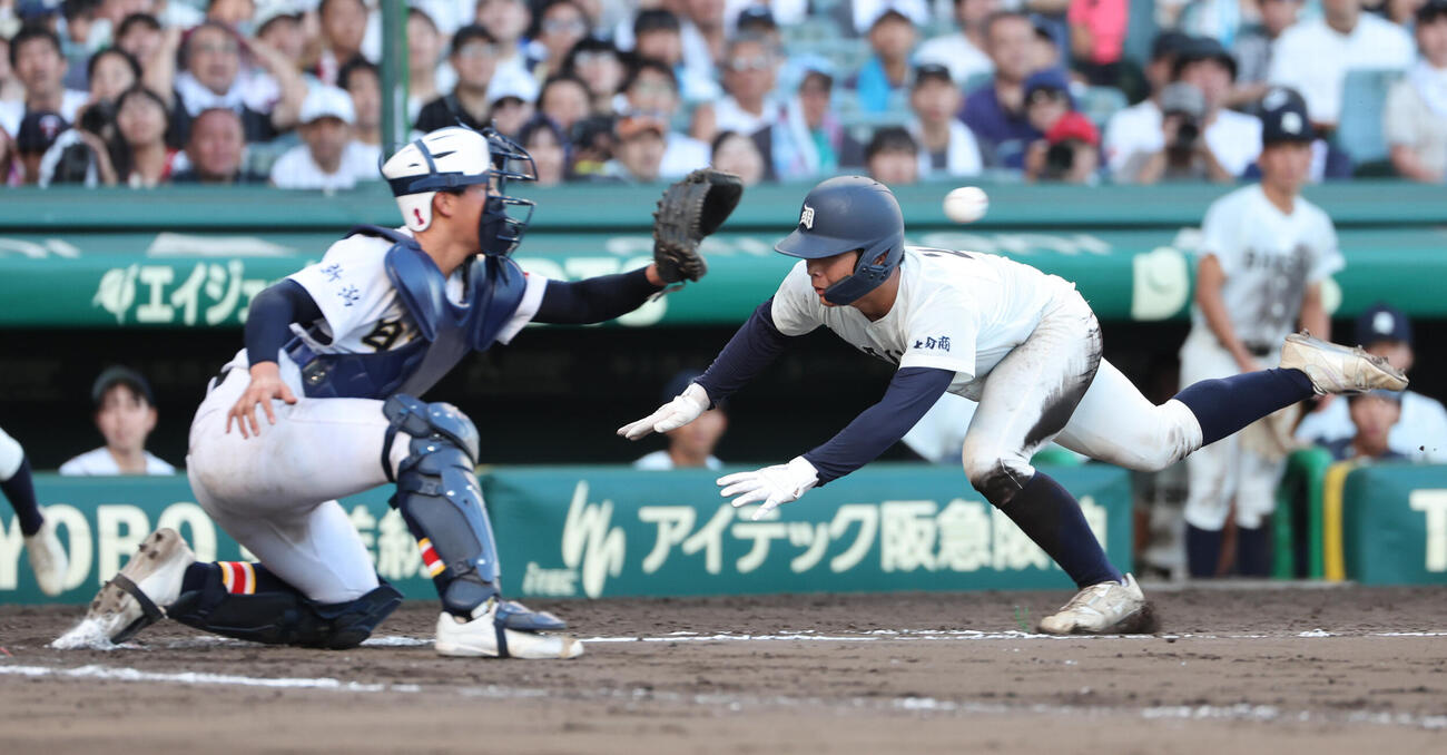 大分商対日本文理　勝利し校歌斉唱を行う大分商の選手たち（撮影・野上伸悟）