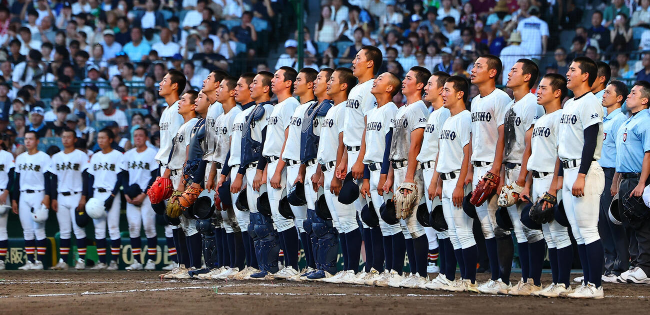 大分商対日本文理　勝利し校歌斉唱を行う大分商の選手たち（撮影・野上伸悟）
