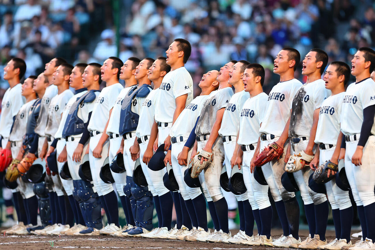 大分商対日本文理　勝利し校歌斉唱を行う大分商の選手たち（撮影・野上伸悟）