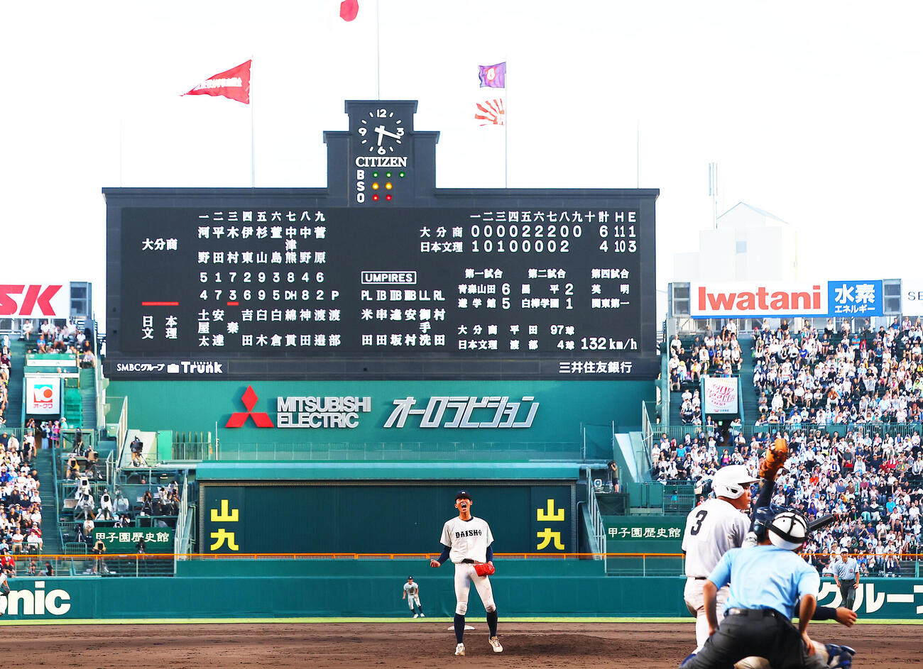 大分商対日本文理　9回表日本文理2死、秦碧羽を空振り三振に仕留め喜ぶ平田玲翔（撮影・野上伸悟）