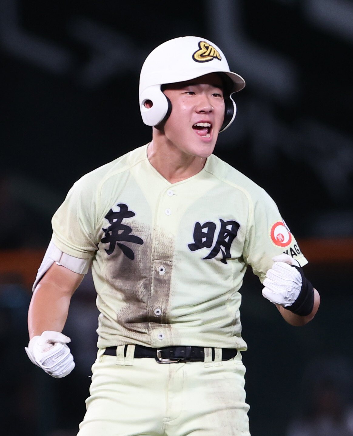 関東第一対英明　7回表英明1死満塁、松原蒼真は走者一掃の適時二塁打を放ち二塁ベース上でほえる（撮影・西尾就之）
