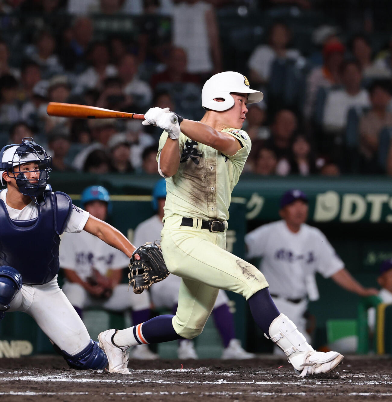 関東第一対英明　7回表英明1死満塁、松原蒼真は走者一掃の適時二塁打を放つ（撮影・西尾就之）