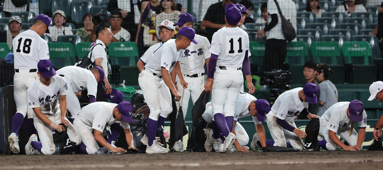 関東第一対英明　初戦敗退となった関東第一ナインは甲子園の土を拾う（撮影・西尾就之）