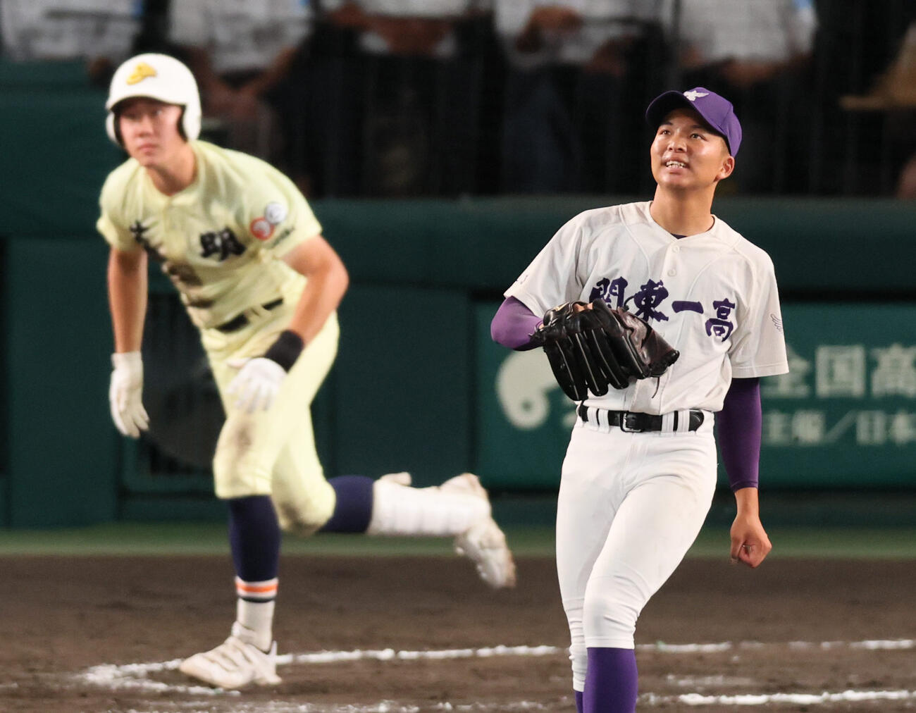 英明－関東第一　七回表英明1死満塁、松原に走者一掃の勝ち越し適時二塁打を打たれた関東第一の投手石井＝上山淳一撮影