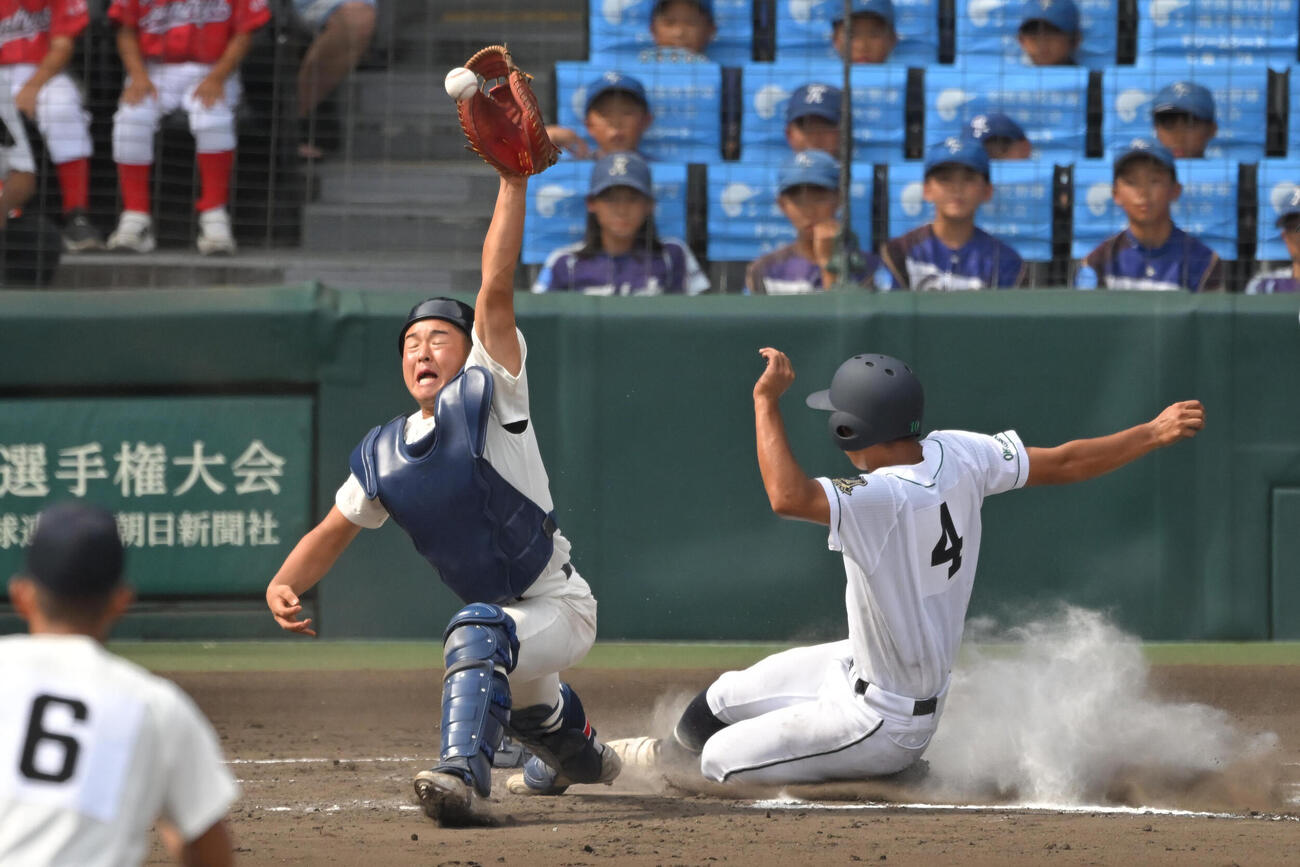 岡山学芸館－鳥取城北　七回表岡山学芸館1死満塁、小林のスクイズで三塁走者の竹本が生還する＝阪神甲子園球場、渡部直樹撮影