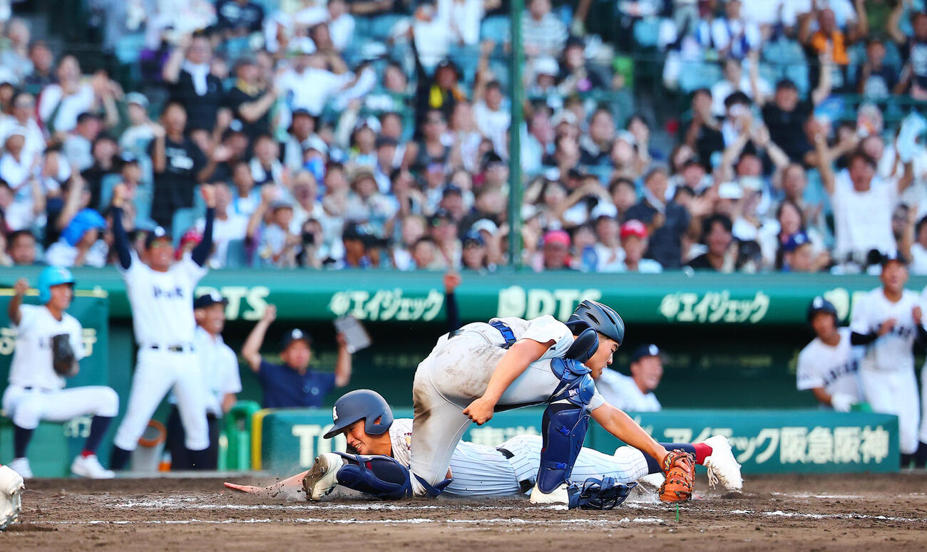 2026年8月7日、高校野球　有明対立命館宇治　9回表有明2死満塁、永田晴輝の走者一掃3点適時二塁打で生還する山崎暁斗。後方左端は万歳する高見一茂監督