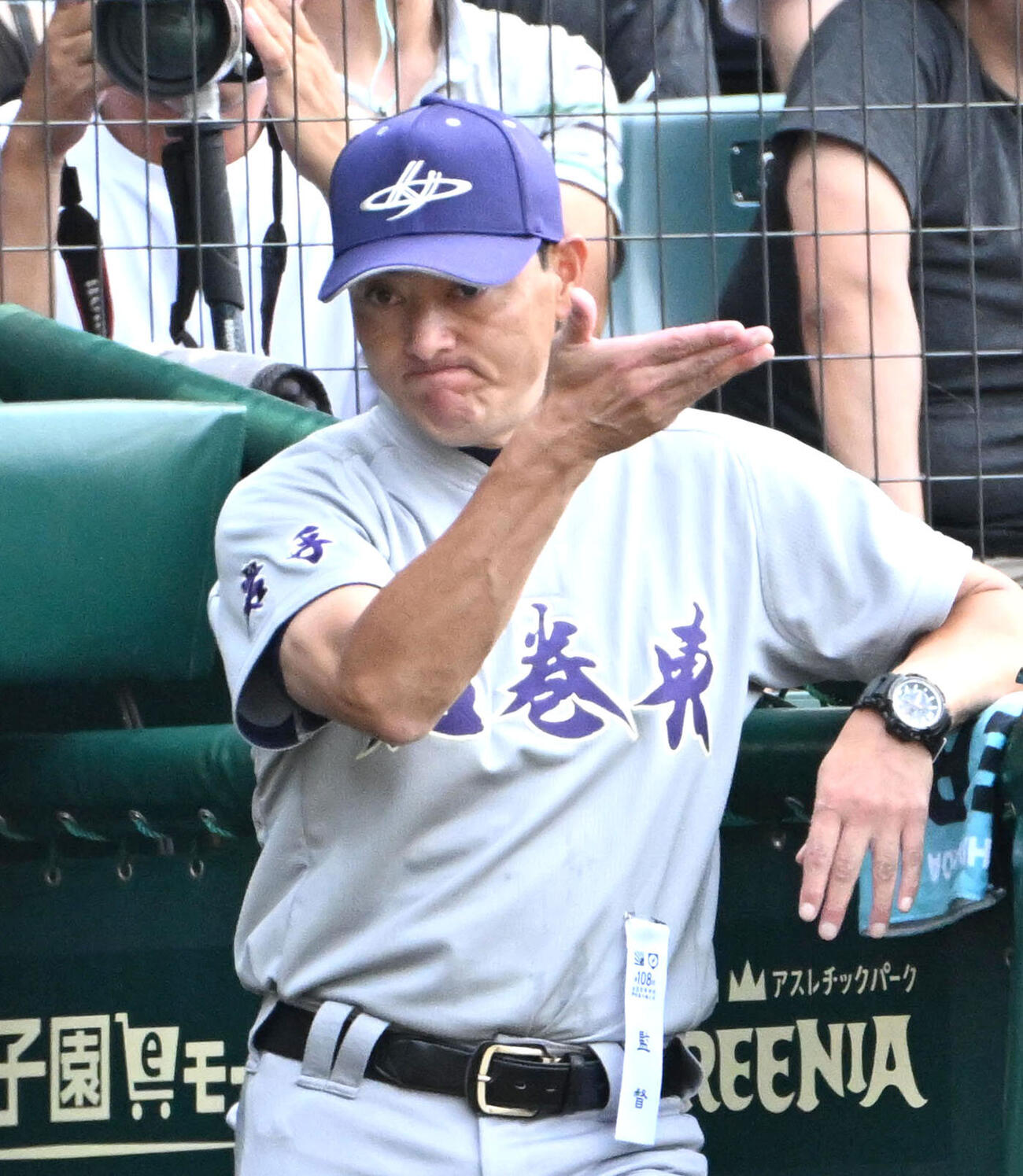新田対花巻東　試合前、ナインに声をかける花巻東の佐々木洋監督（撮影・石井愛子）