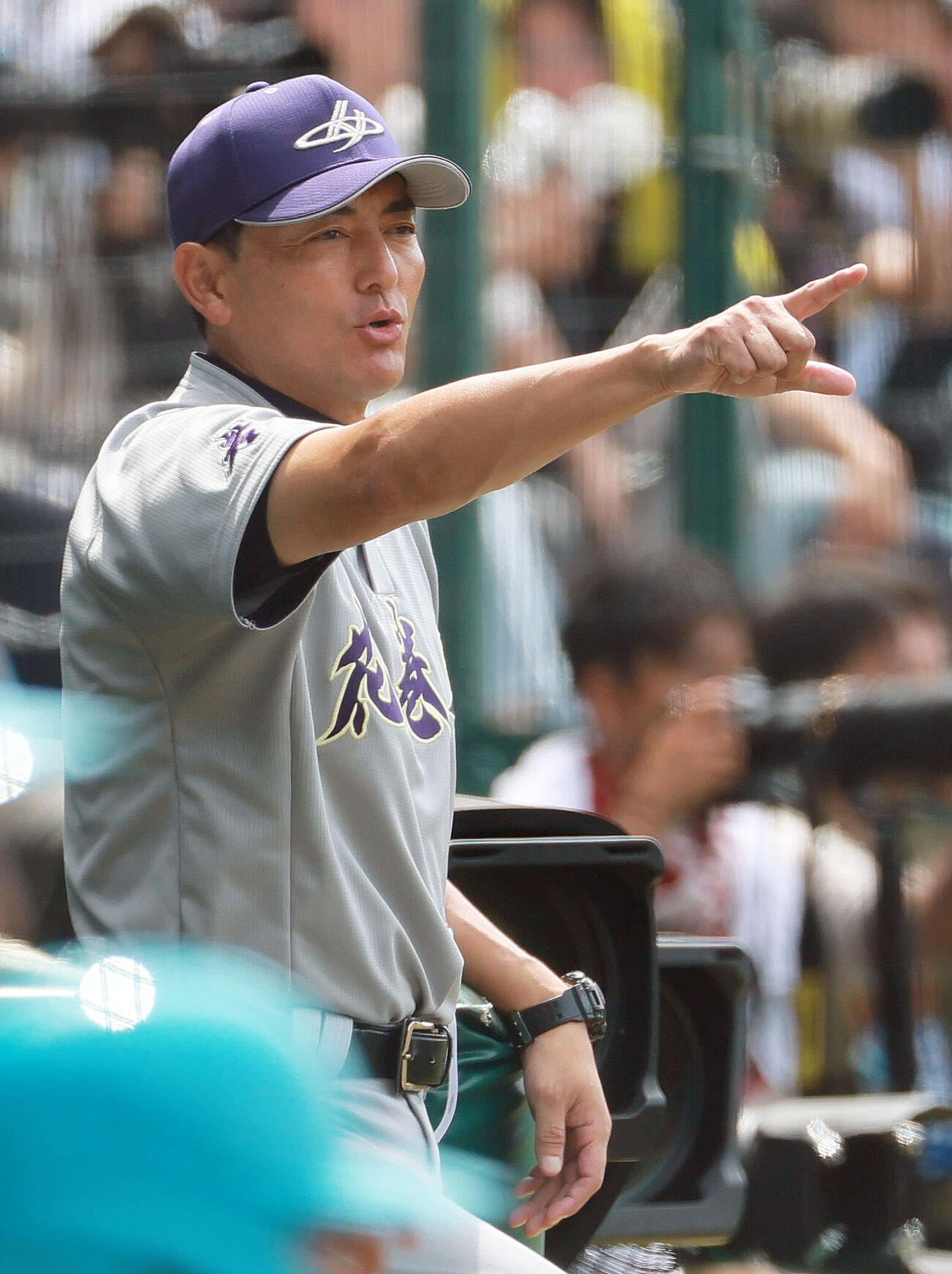 花巻東対新田　9回裏、投手・赤間史弥を交代させる花巻東の佐々木洋監督（撮影・上山淳一）