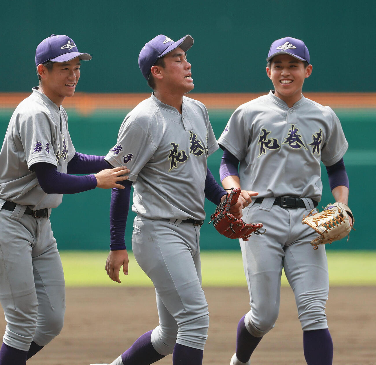 花巻東対新田　新田に勝利した花巻東の赤間史弥（中央）は苦しい表情で試合終了の整列に向かう（撮影・上山淳一）