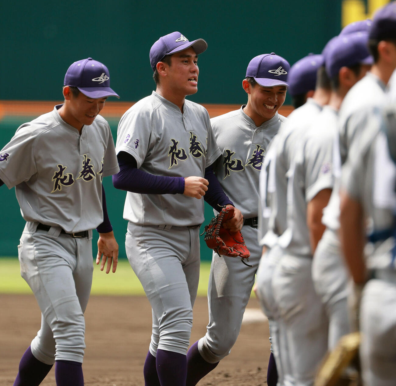 花巻東対新田　新田に勝利した花巻東の赤間史弥（中央）は試合終了の整列に向かう（撮影・上山淳一）
