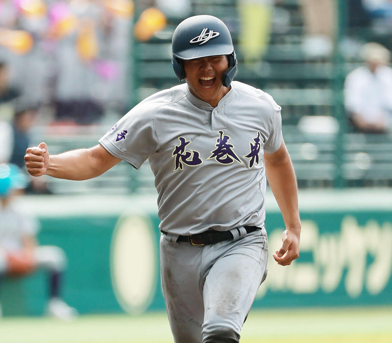 花巻東対新田　6回表花巻東2死三塁、三走古城大翔は久保村冠太の適時二塁打で歓喜しながら生還する（撮影・上山淳一）
