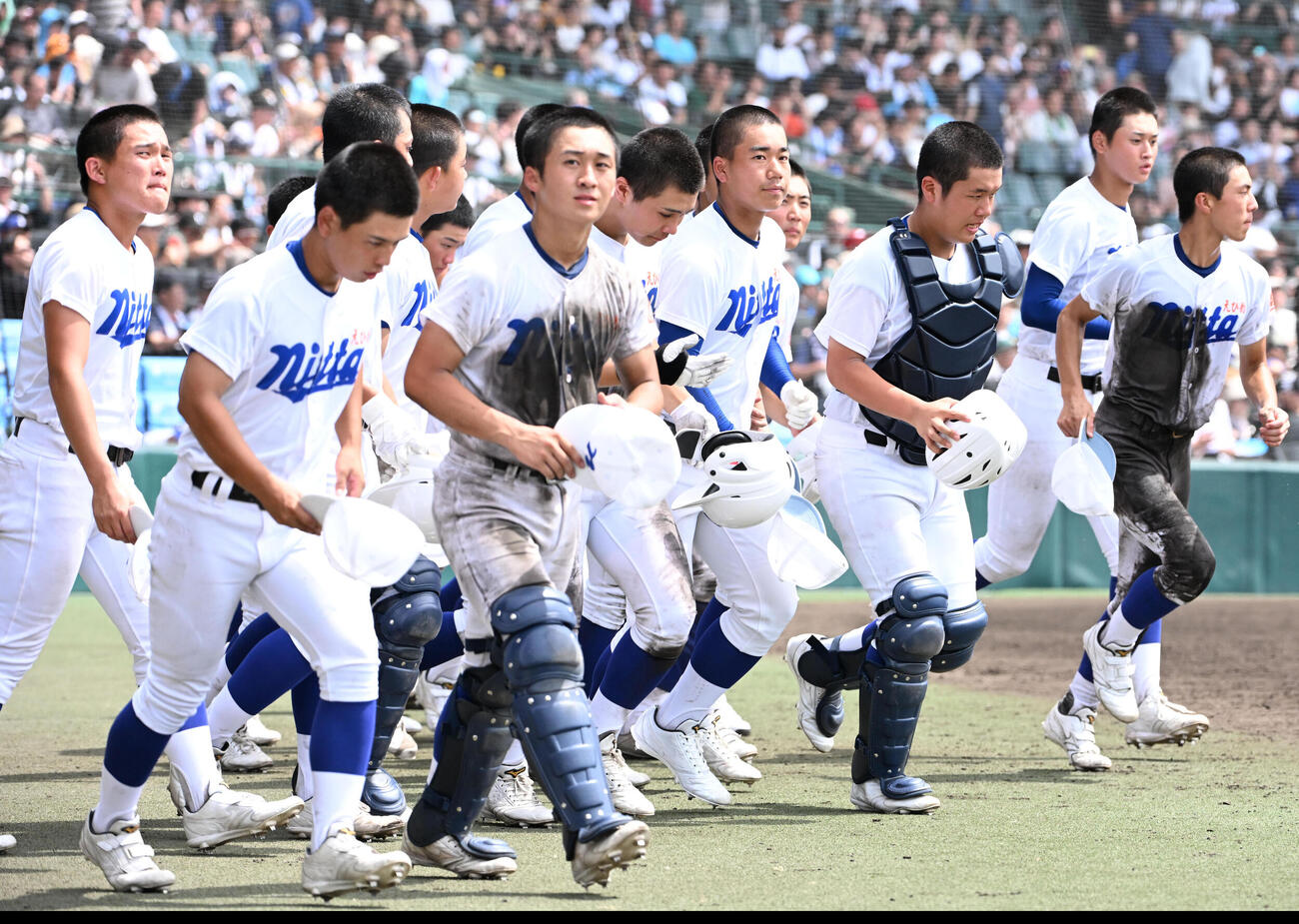 新田対花巻東　花巻東に負け肩をを落とす新田ナイン（撮影・石井愛子）