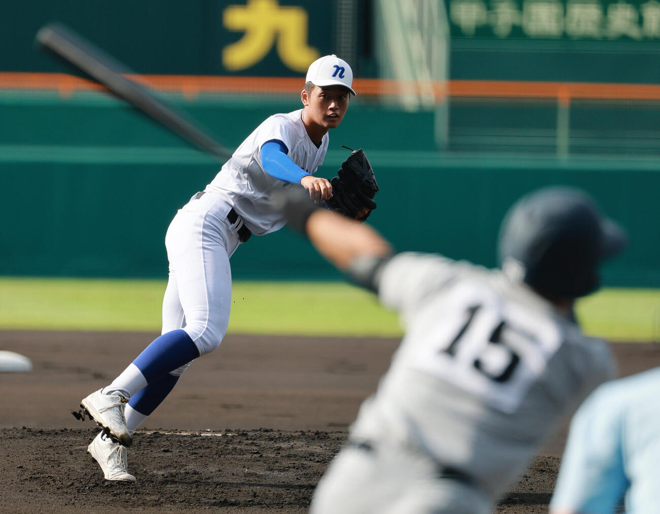 花巻東対新田　1回表花巻東無死、築山朔弥は戸倉光揮を空振り三振に仕留める（撮影・上山淳一）