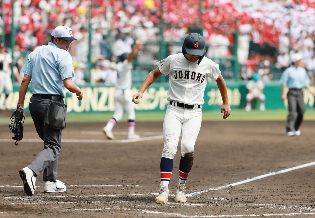 岡山学芸館対鳥取城北　3回裏鳥取城北2死三塁、三走谷優翔は山崎寛大の適時打で生還する（撮影・上山淳一）