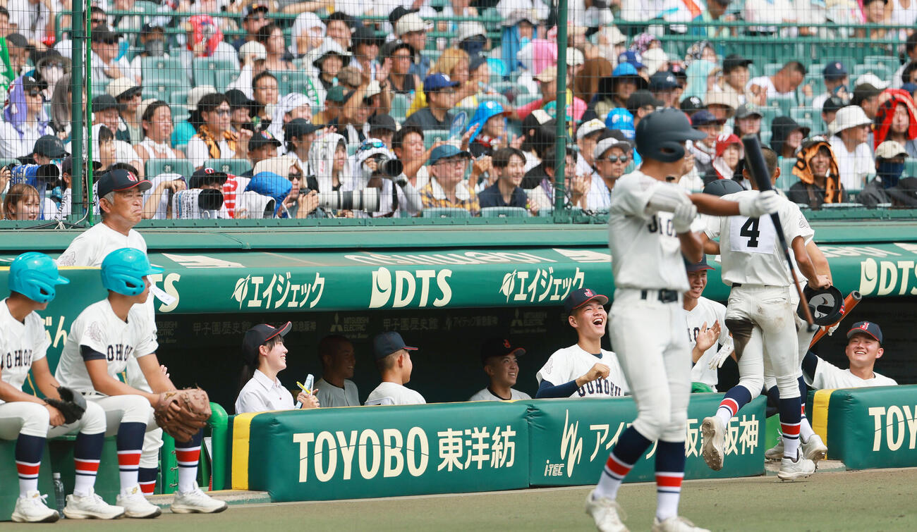岡山学芸館対鳥取城北　3回裏鳥取城北2死二、三塁、秦慎之介の2点適時打で盛り上がる鳥取城北ナイン（撮影・上山淳一）