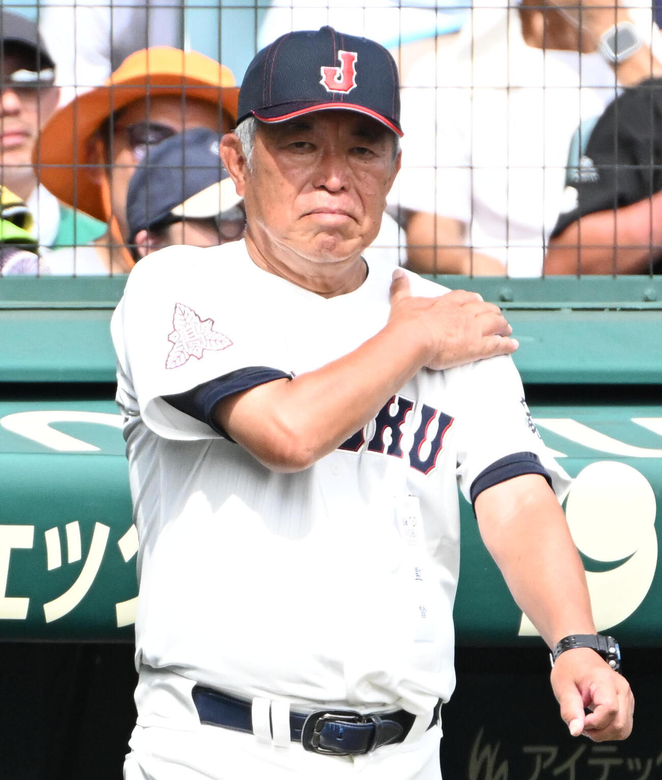 岡山学芸館対鳥取城北　ナインにサインを送る鳥取城北加藤重雄監督（撮影・石井愛子）
