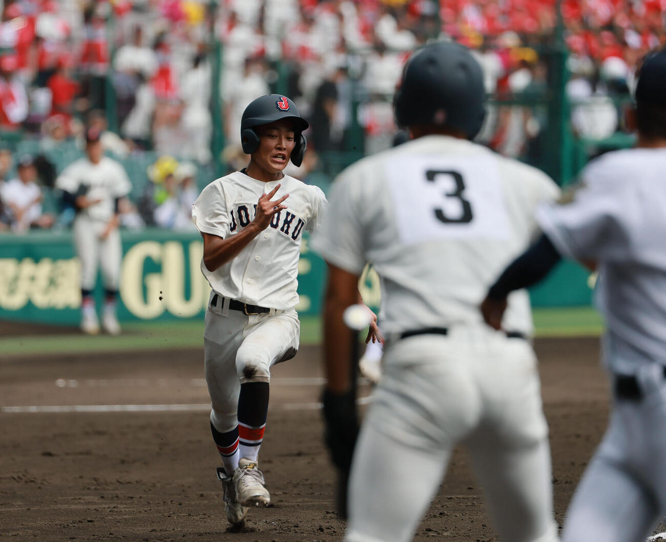 岡山学芸館対鳥取城北　3回裏鳥取城北2死二、三塁、秦慎之介の2点適時打で生還する二走中村悠星（撮影・上山淳一）