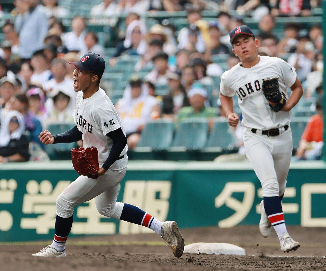 岡山学芸館対鳥取城北　5回表岡山学芸館2死満塁、下浦一心は寺沢旭を一ゴロに仕留め喜ぶ。右は一塁手宮野快生（撮影・上山淳一）