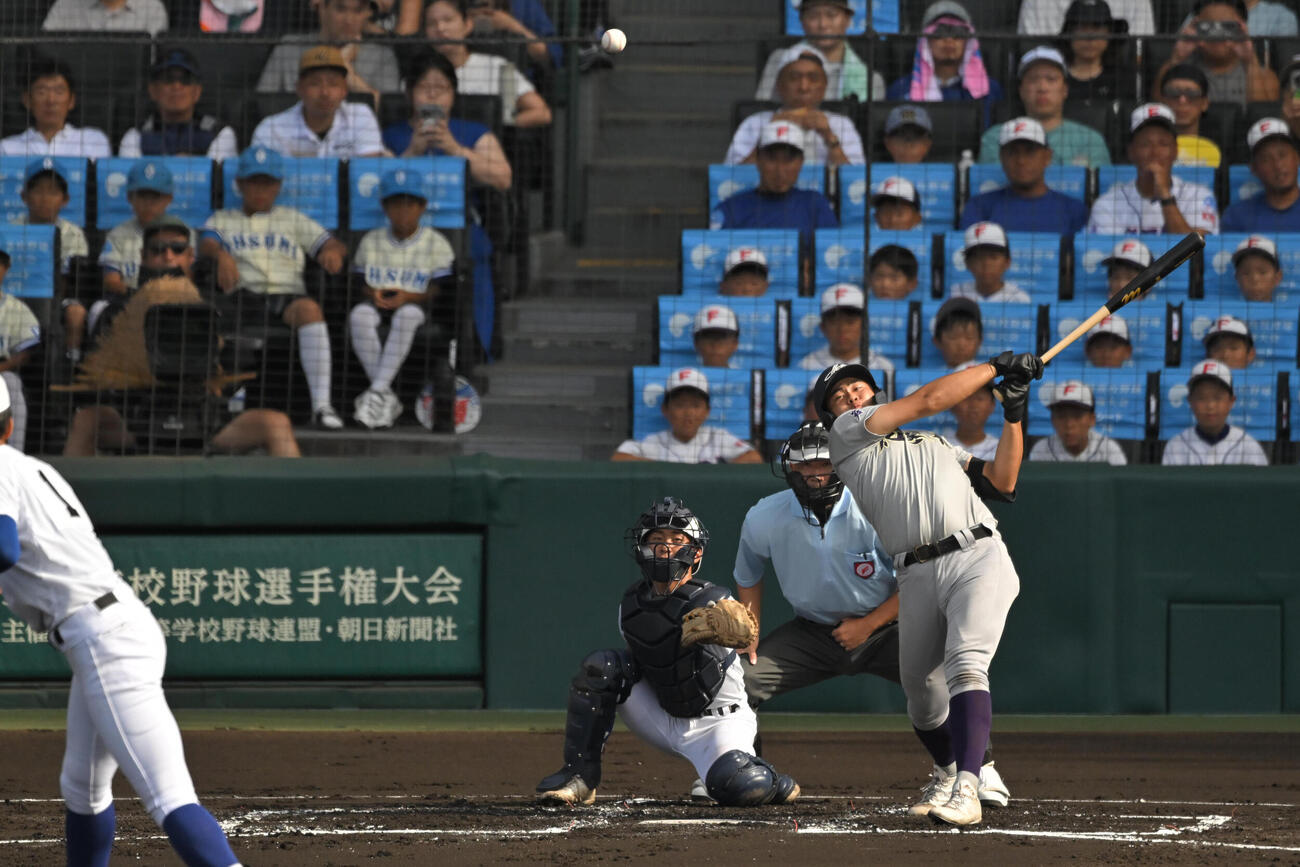 花巻東対新田　6回裏花巻東無死、古城大翔は二塁打を放つ