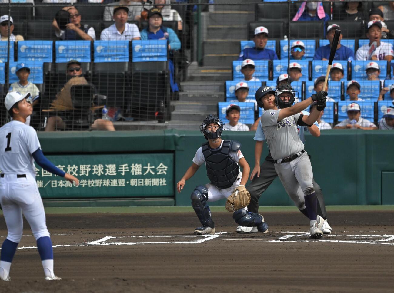 花巻東対新田　2回表花巻東無死、古城大翔は中安打を放つ（撮影・石井愛子）