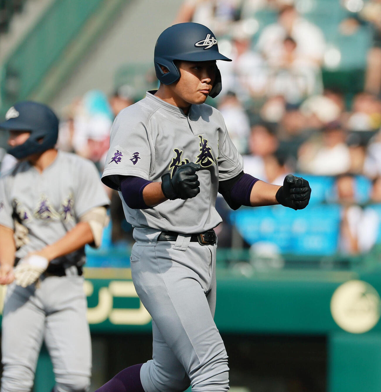 花巻東対新田　2回、ガッツポーズする先制打の花巻東・斎藤蒼梧（撮影・上山淳一）
