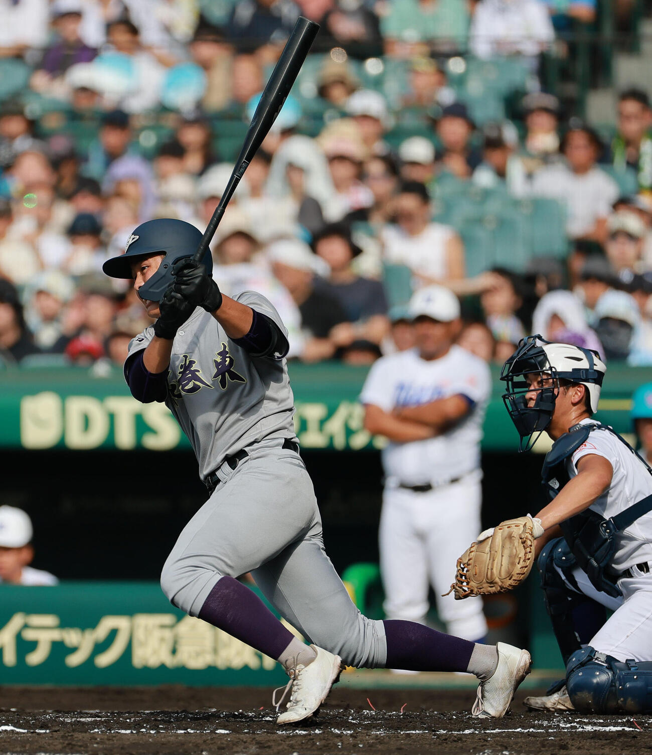 花巻東対新田　2回表花巻東2死二、三塁、斎藤蒼梧は左前適時打を放つ（撮影・上山淳一）