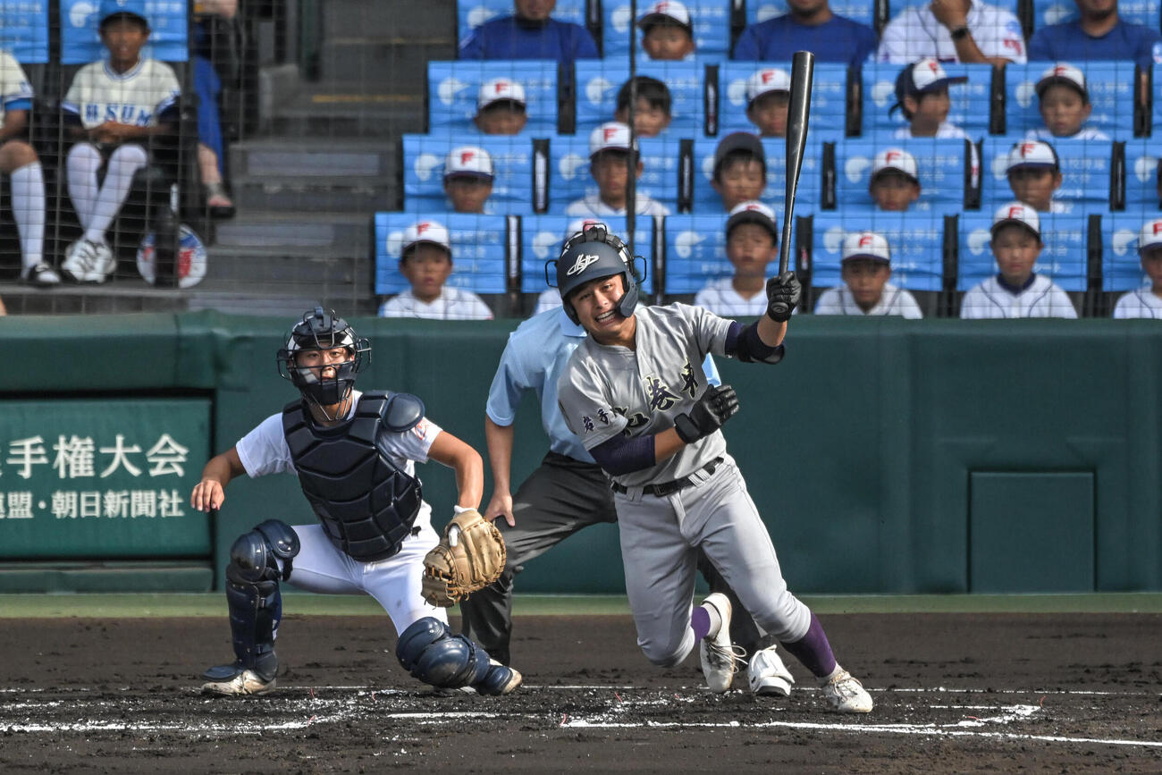 花巻東対新田　2回表花巻東2死二、三塁、左前適時打を放つ斎藤蒼梧