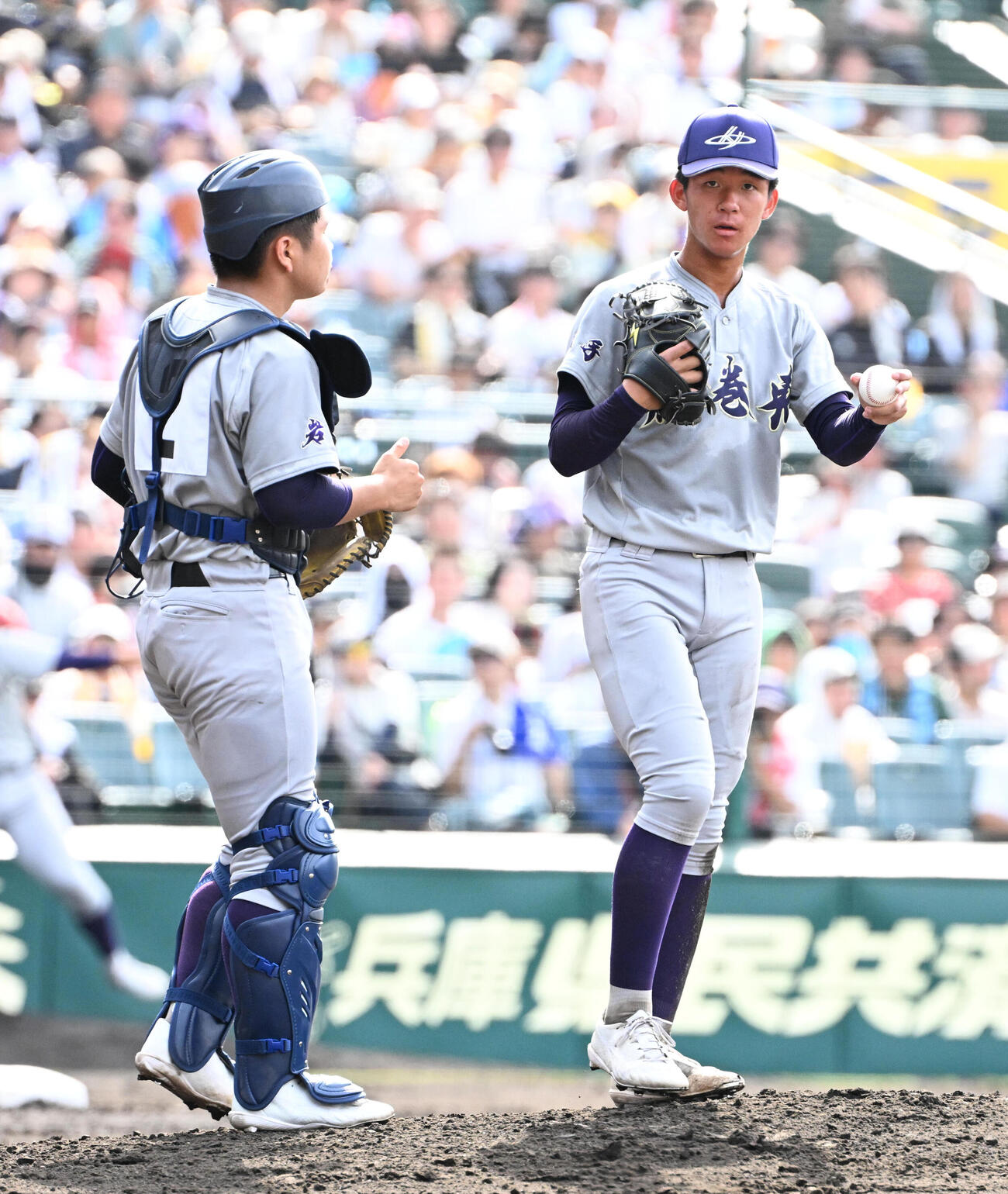 花巻東対新田　3回裏新田2死一、二塁、マウンドで先発の萬谷堅心（右）に声をかける斎藤蒼梧捕手（撮影・石井愛子）