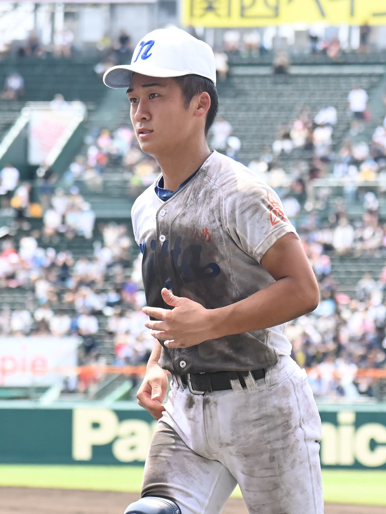 花巻東対新田　試合終了後、アルプスにあいさつへ行きベンチに引き揚げる新田・得居飛翔（撮影・石井愛子）