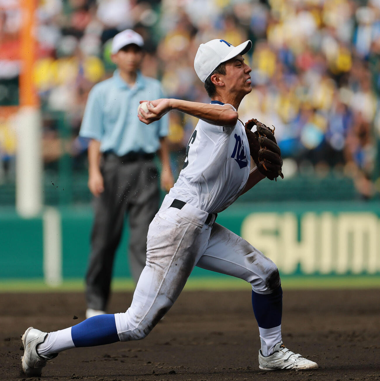 花巻東対新田　4回表花巻東1死二、三塁、遊撃手酒井真聖は菊地輝の遊ゴロで三走萬谷堅心を本塁で刺す（撮影・上山淳一）