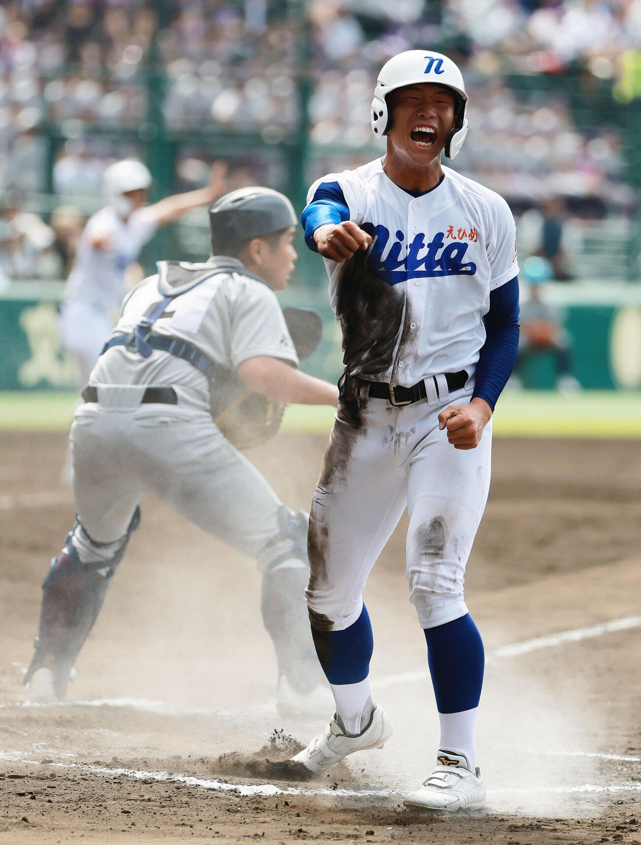 花巻東対新田　6回裏新田2死一、二塁、二走中野陸（手前）は秋山祐太の右前適時打で生還し喜ぶ。捕手斎藤蒼梧（撮影・上山淳一）