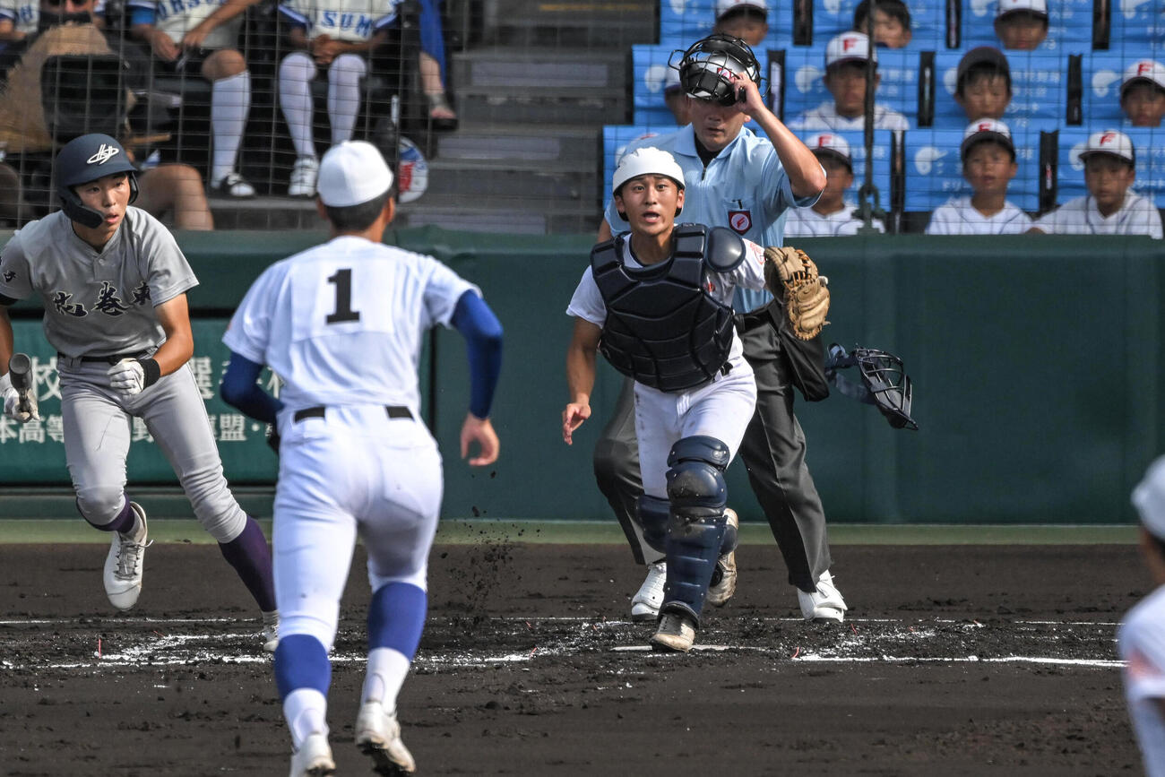 花巻東対新田　2回表花巻東無死一、二塁、大和田瞬平の犠打を処理する捕手得居飛翔