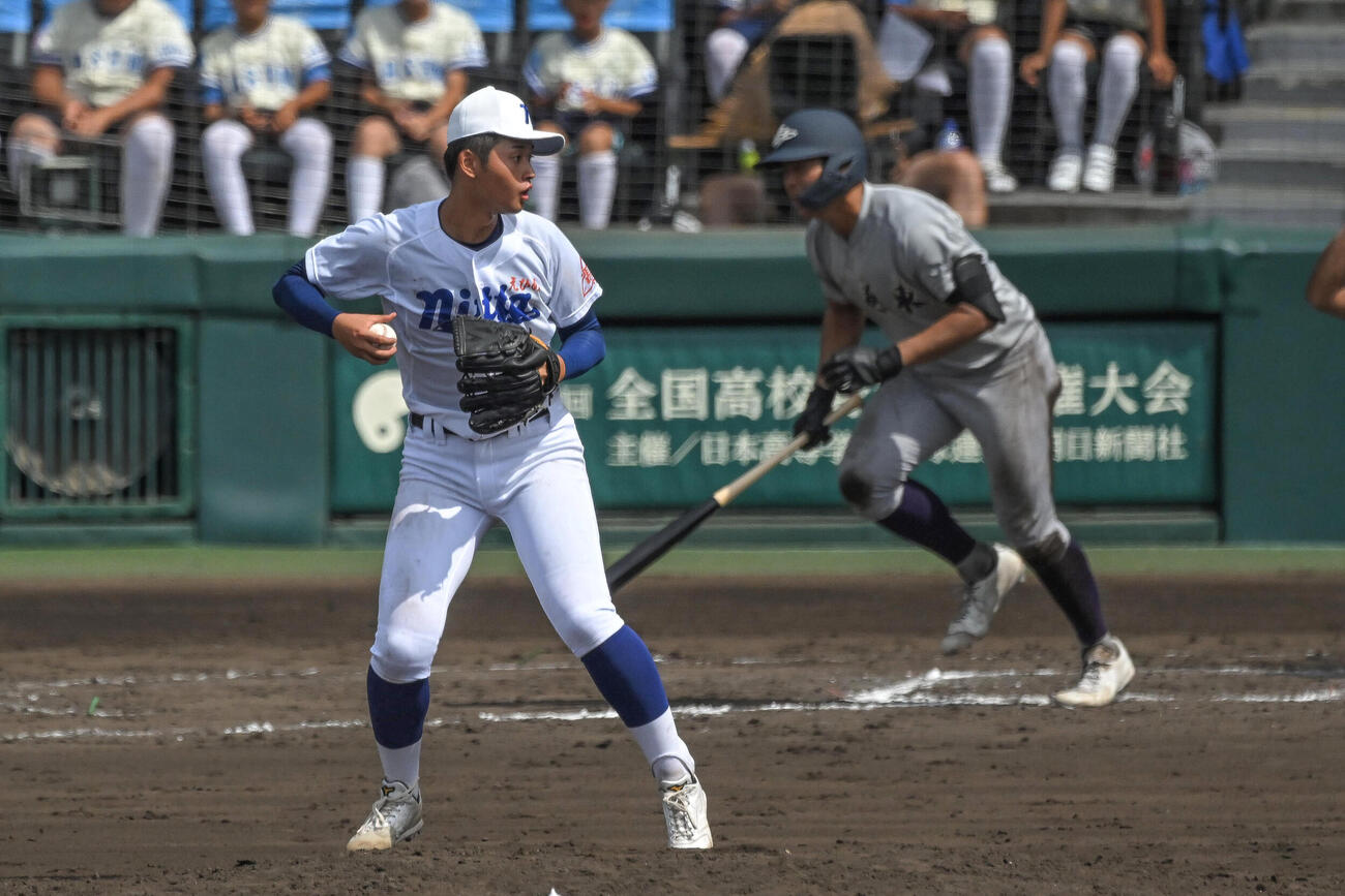 花巻東対新田　8回表花巻東無死三塁、古城大翔（右）を投直に打ちとった築山朔弥