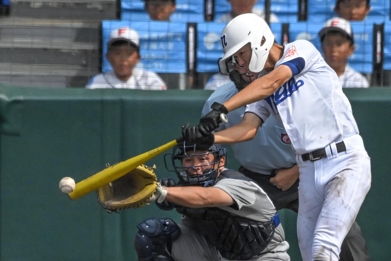 花巻東対新田　6回裏新田2死一、二塁、秋山祐太は適時打を放つ