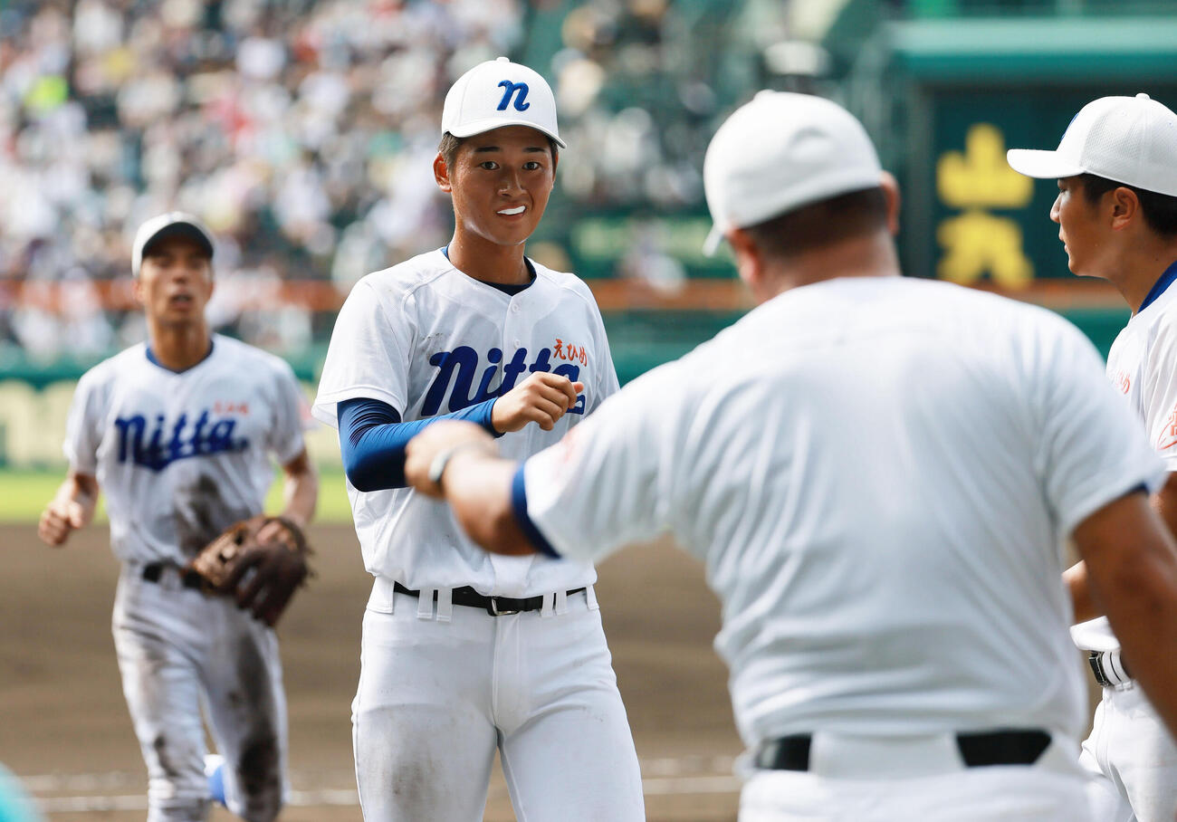 花巻東対新田　6回を投げ終えベンチに戻る新田エース築山朔弥（左から2人目）（撮影・上山淳一）