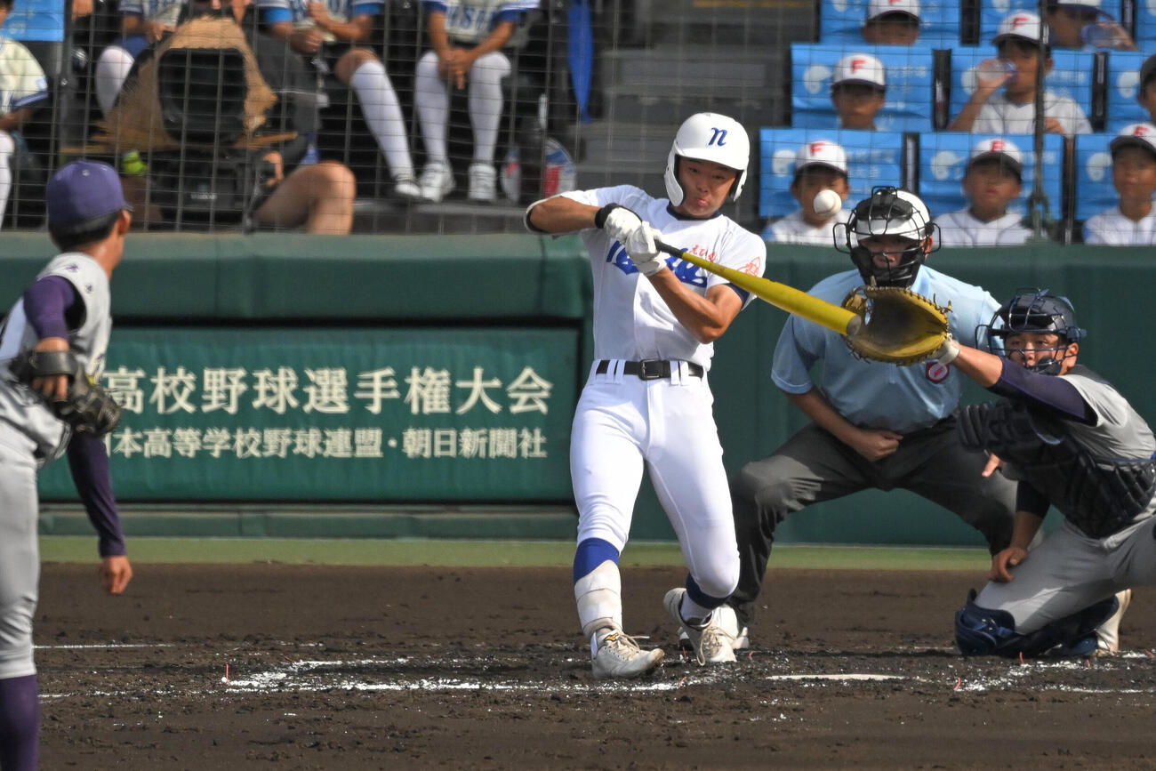 花巻東対新田　2回裏新田2死、田頭颯真はチーム初安打を放つ