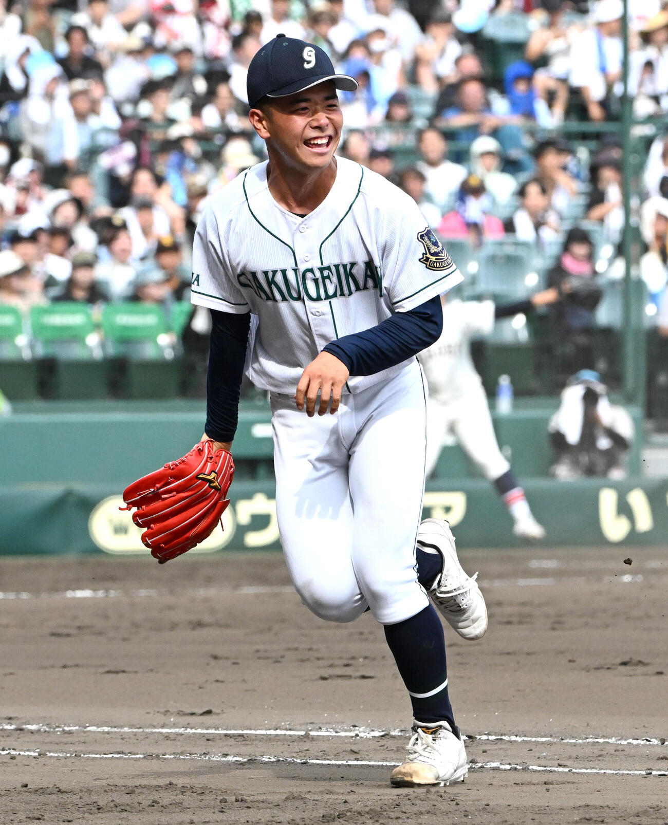 岡山学芸館対鳥取城北　7回裏鳥取城北2死二、三塁、山崎寛大を二ゴロに仕留め笑顔でベンチに引き揚げる田路惣一朗（撮影・石井愛子）