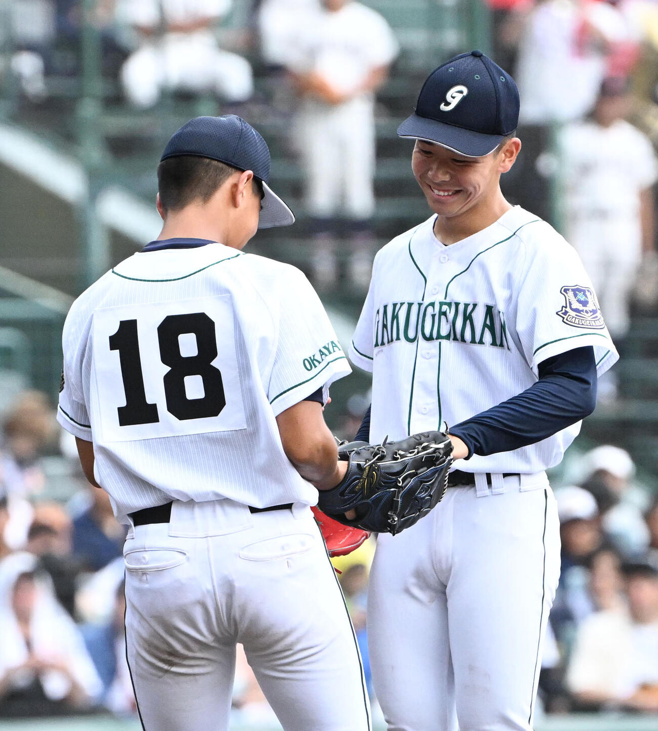 岡山学芸館対鳥取城北　9回裏、登板する的場悠仁にボールを渡し降板する田路惣一朗（撮影・石井愛子）