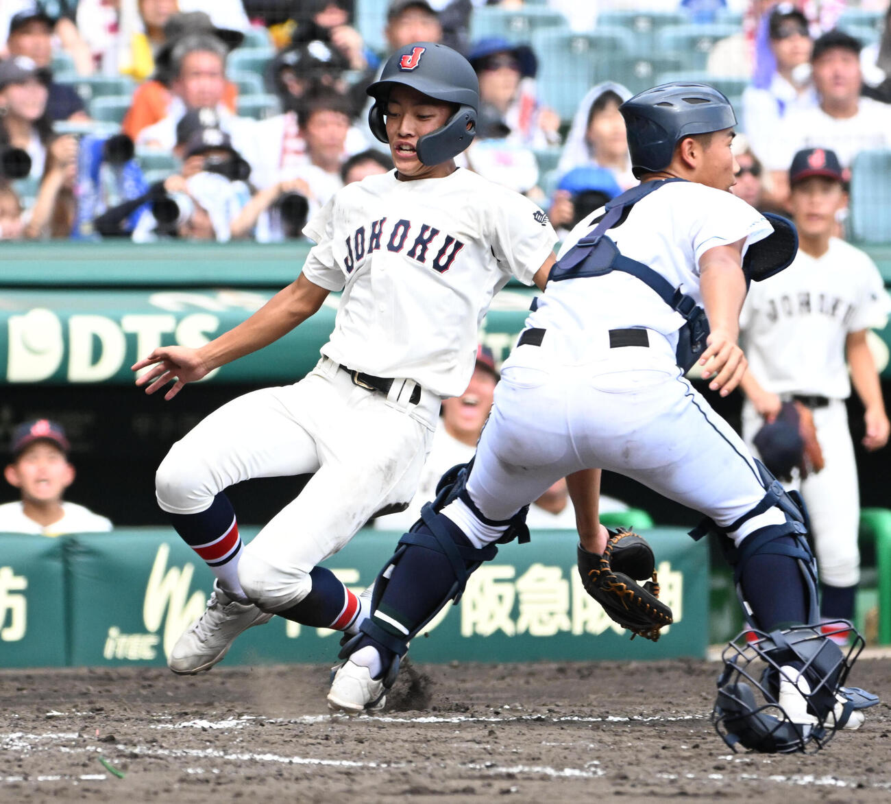岡山学芸館対鳥取城北　3回裏鳥取城北2死一、三塁、秦慎之介の適時打で生還する中村悠星（左）（撮影・石井愛子）