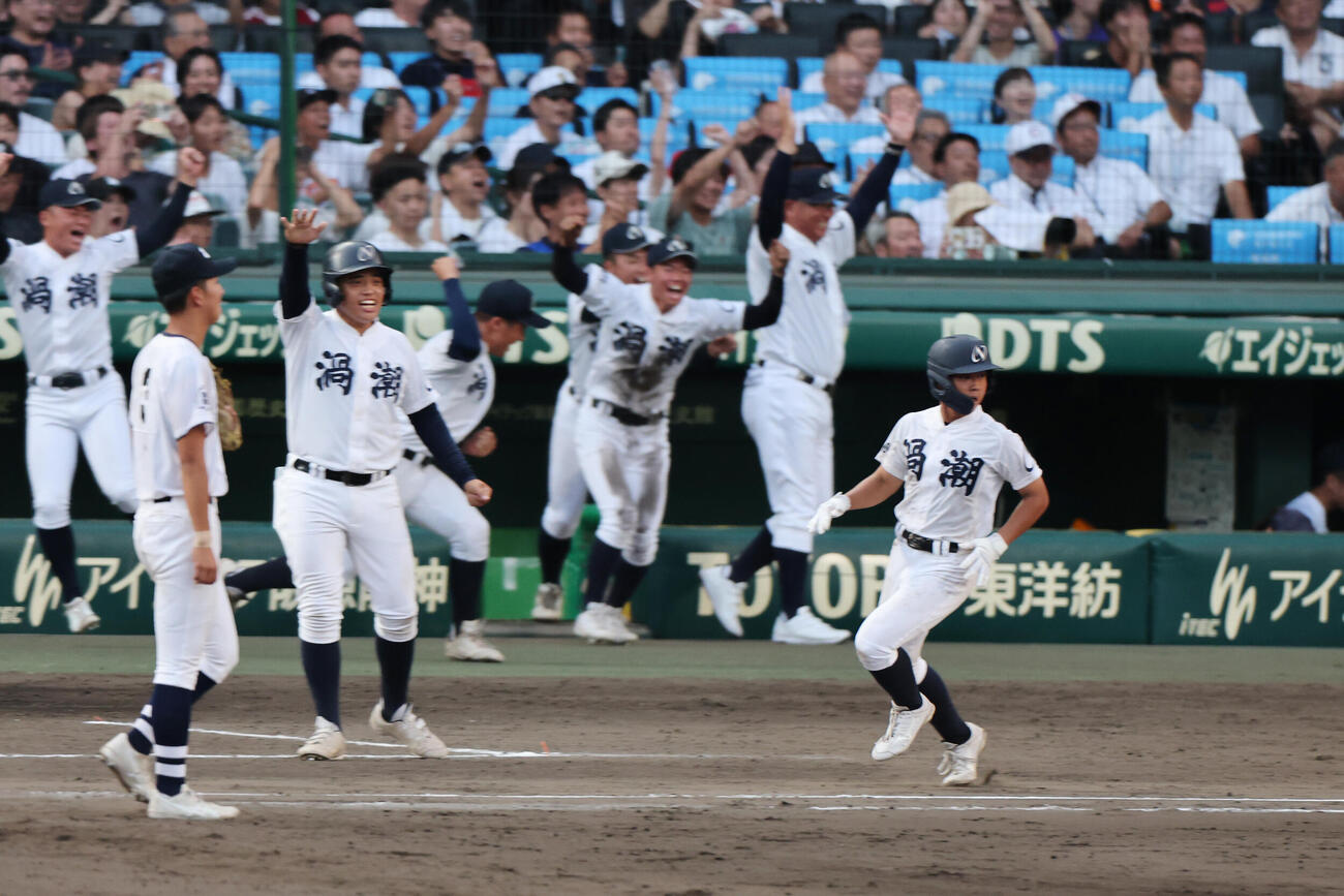 八王子実践－鳴門渦潮　十回裏鳴門渦潮2死二、三塁、サヨナラ適時打を放ち一塁に向かう山本（右）と、喜ぶベンチの選手たち