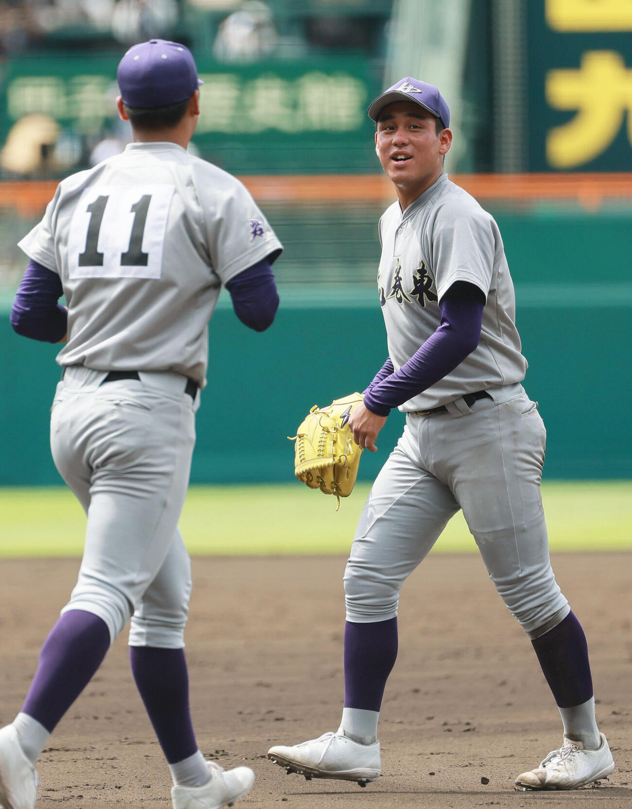 花巻東対新田　9回、花巻東の赤間史弥（右）は菅原駿にマウンドを譲る（撮影・上山淳一）
