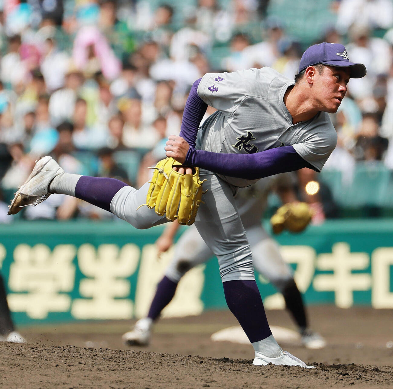 花巻東対新田　8回裏、力投する花巻東の赤間史弥（撮影・上山淳一）