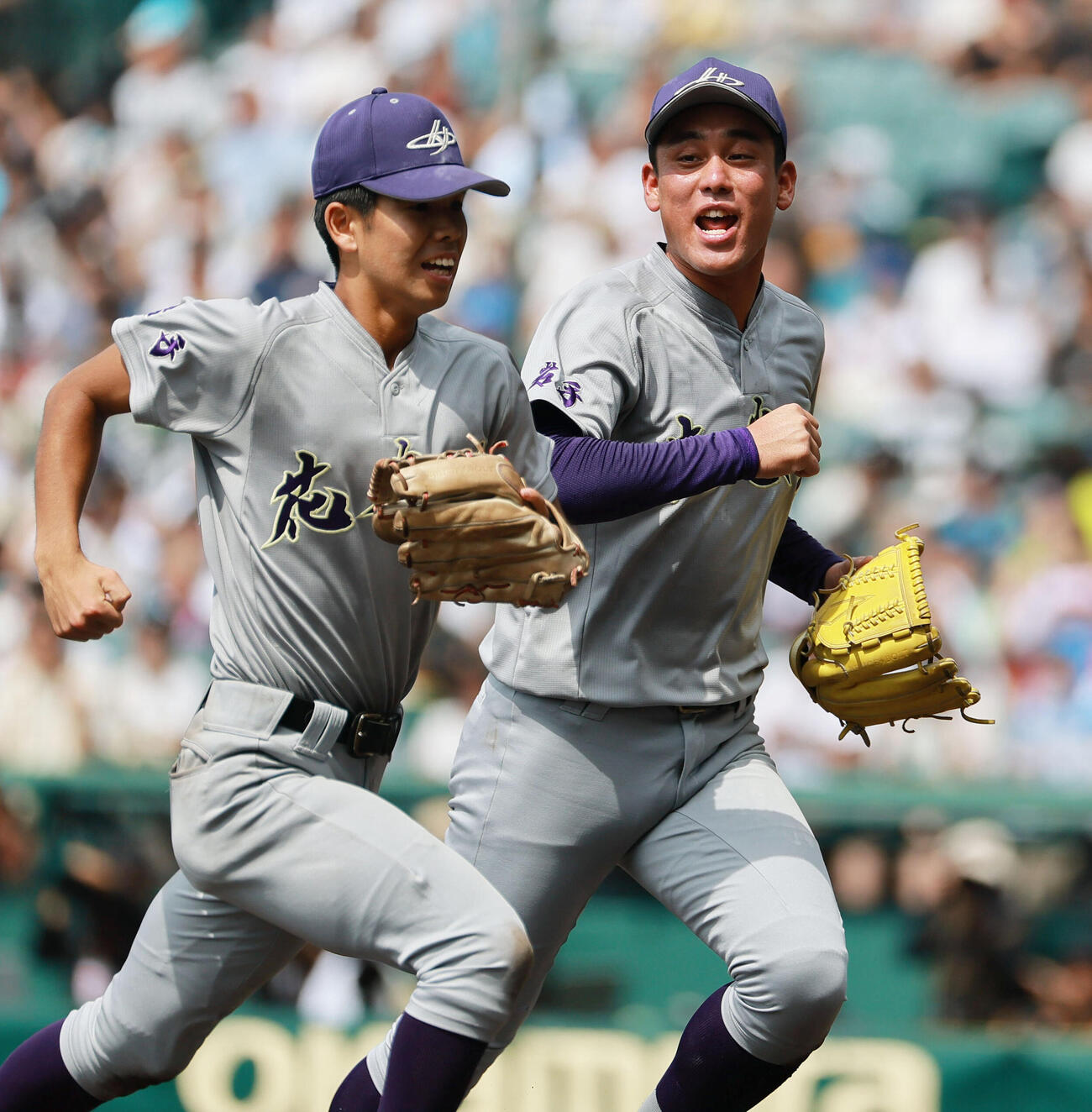 花巻東対新田　8回裏新田1死一塁、赤間史弥（右）は代打宇都宮有成を併殺に仕留め喜ぶ（撮影・上山淳一）